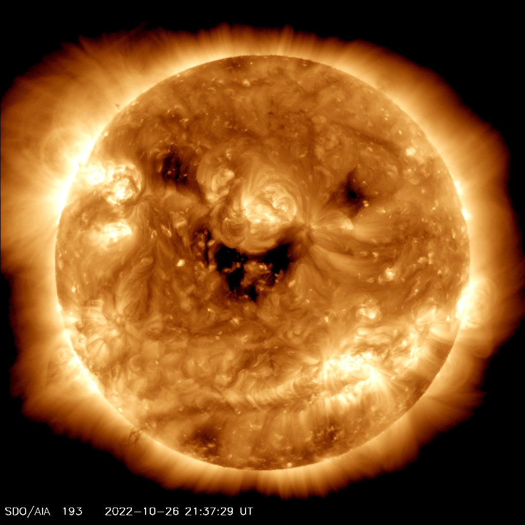 太陽上的這些暗斑被稱為日冕洞（coronal hole），是高速太陽風噴入太空的區塊，形成如同太陽正微笑的可愛模樣。 圖：擷自推特@NASASun