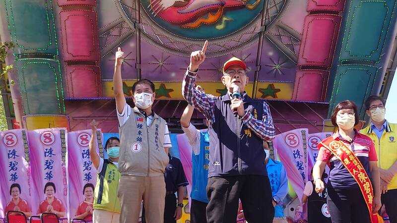 陳超明帶領群眾大聲高喊「苗栗願景前程似錦，縣長支持鍾東錦」。 圖: 鍾東錦競總提供