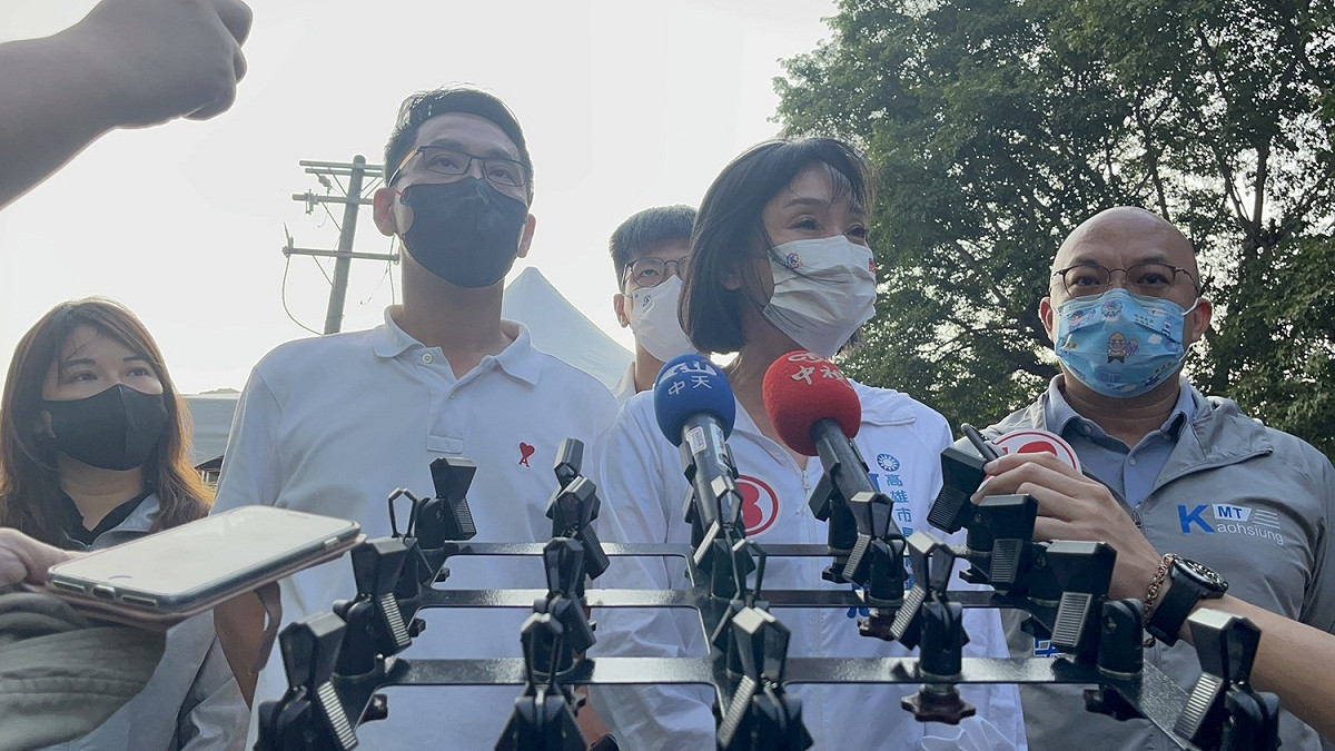 柯志恩(右二)認為市府在治安和公安上應加把勁。 圖：柯志恩競辦提供