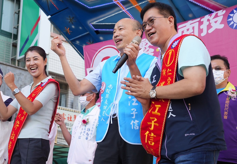 國民黨南投縣長參選人許淑華（前左）29日成立仁愛鄉聯合競選總部，前高雄市長韓國瑜（前右2）現身站台，韓國瑜說，相信許淑華有堅定信念能帶領南投更進步，籲請鄉親全力支持。 圖：許淑華選辦提供