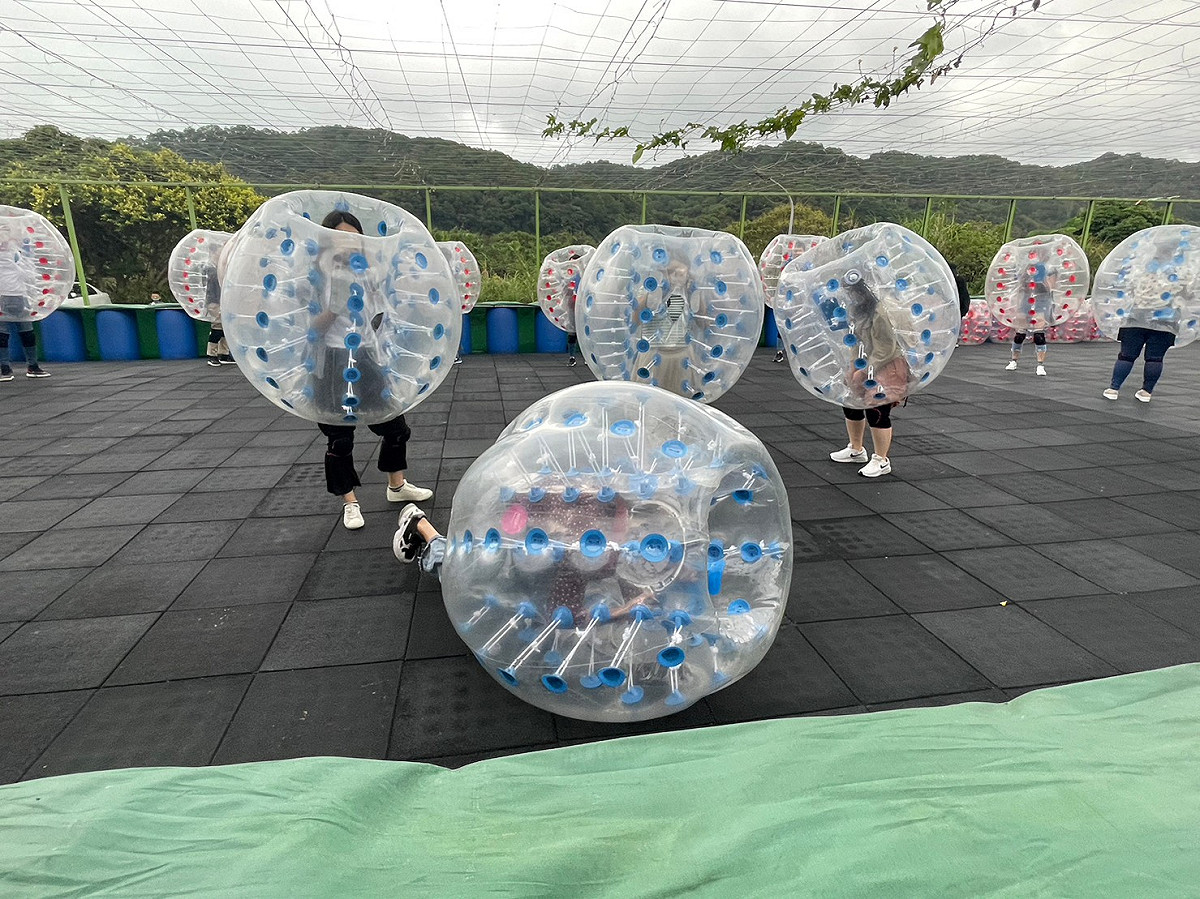 橫衝直撞的泡泡足球，現場笑聲不止。 圖：新北市民政局提供