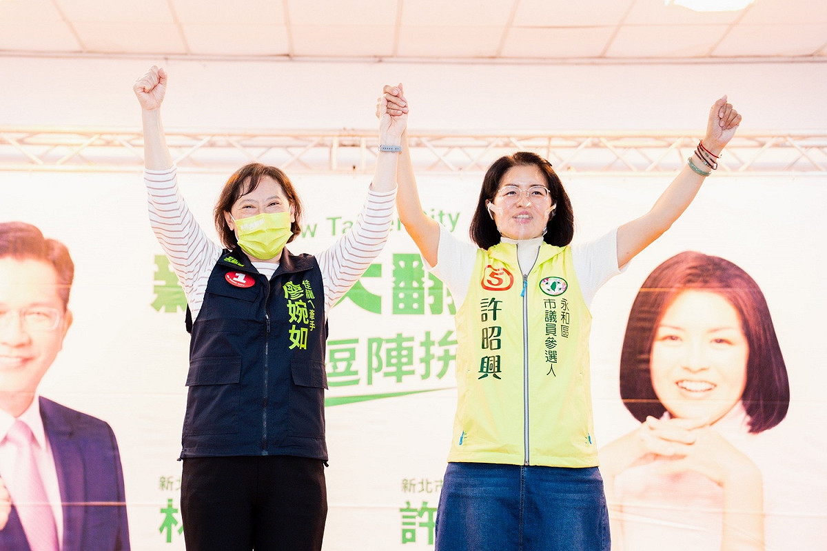 廖婉如誠懇呼籲支持者「蘇錦雄一票，林佳龍一票」。 圖：林競辦提供