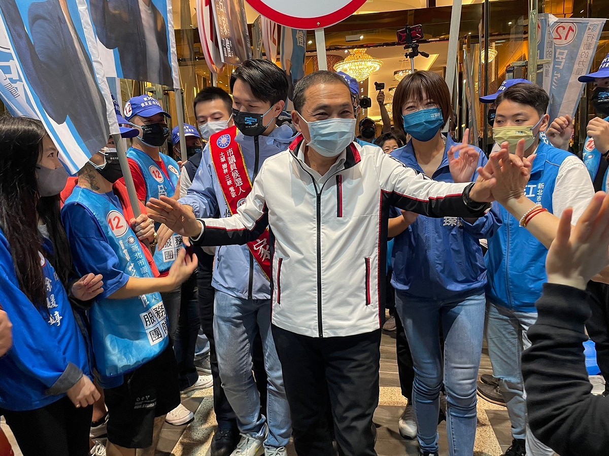 侯友宜表示，鶯歌人口雖然不多，但地緣性非常重要，他將持續推動鶯歌文創、產業轉型升級，讓鶯歌成為文創及產業重鎮。 圖：侯選辦提供