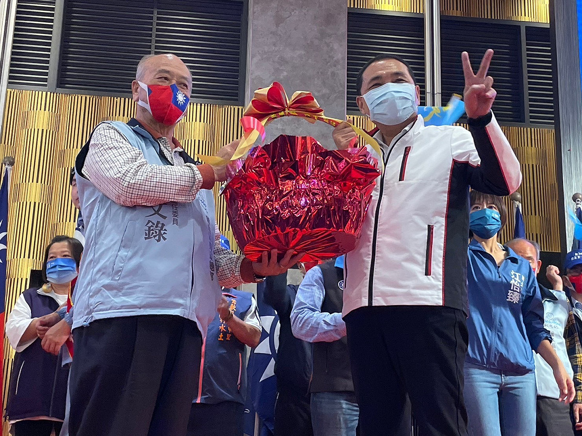 侯友宜拜託大家，年底一定要幫他「拉票、催票、投票」，市長支持2號侯友宜，議員肯定2號江怡臻、3號黃永昌、6號洪佳君、12號呂家愷、14號林金結，里長也要全壘打！ 圖：侯選辦提供