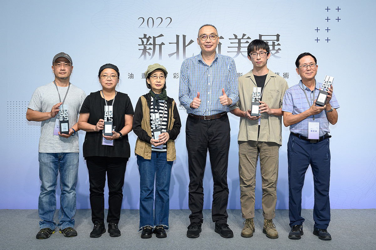 謝政達出席2022新北市美展，與油畫、水彩、版畫、攝影、科技藝術5類別第一名一同合影。 圖：新北市文化局提供