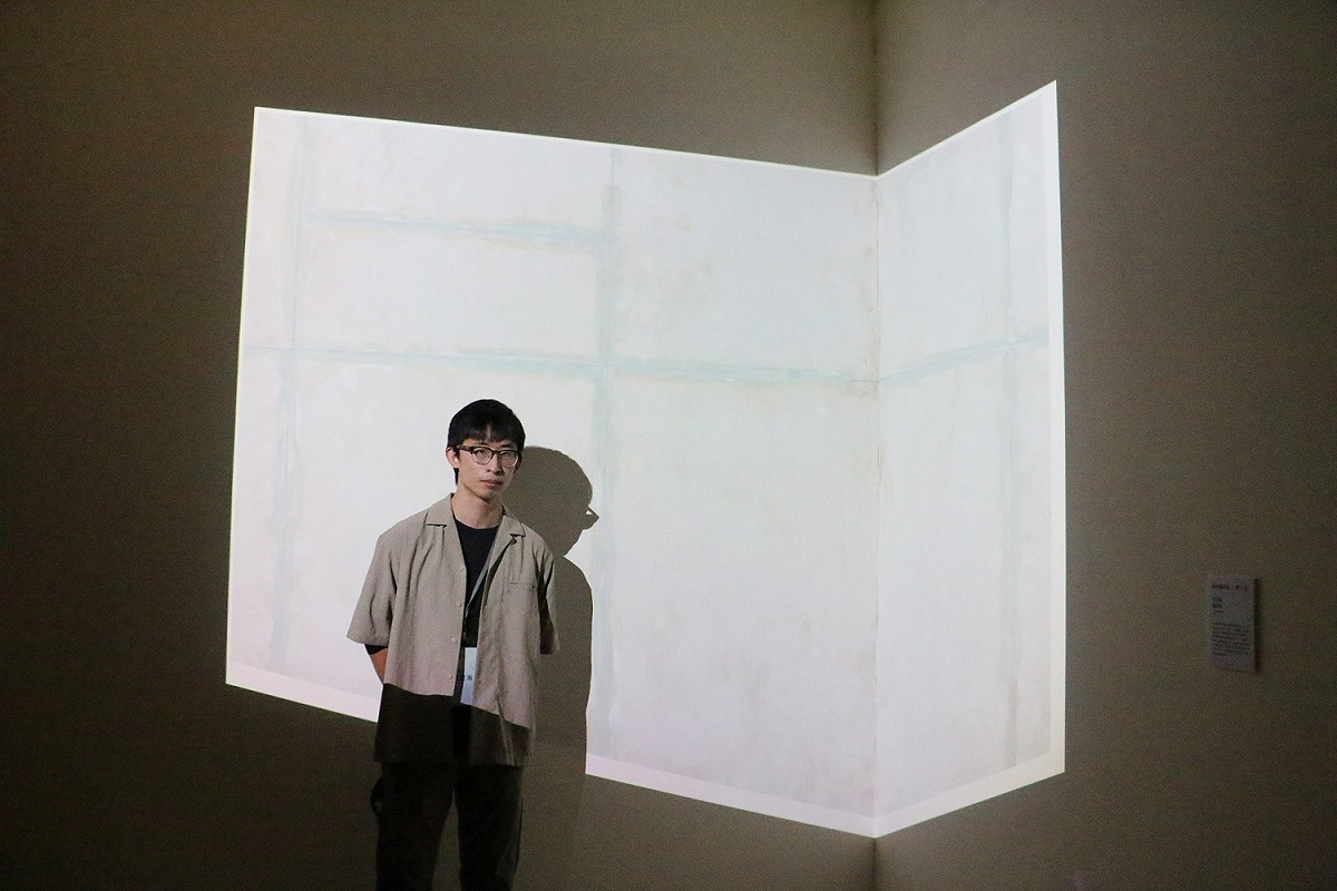科技藝術類第1名何昆瀚〈薄影像〉在展場進行實驗性的創作，刻意磨除實體牆面上油漆，用投影機投射出沒有影像的光源，對當代強調絢麗景觀的科技文化提出反思與批判。 圖：新北市文化局提供