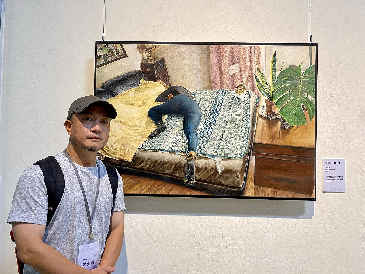油畫類首獎得主洪俊銘與其作品〈生活純粹的美好〉。 圖：新北市文化局提供