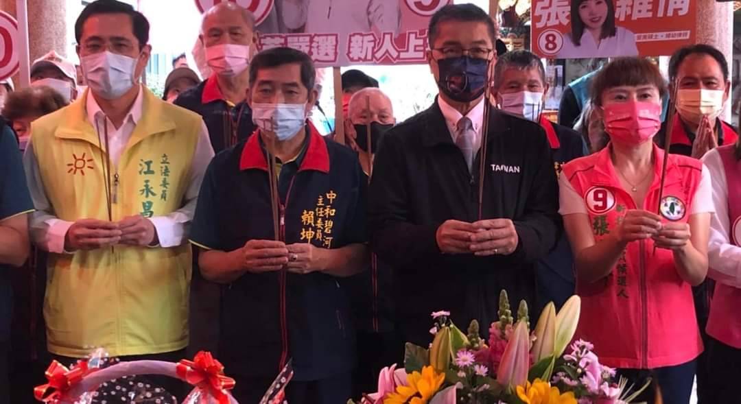 張嘉玲則表示日前向蔡英文總統報告，希望總統提供匾額，並因身為小英之友會執行長，特別商請小英之友會總會捐贈。 圖：張嘉玲提供