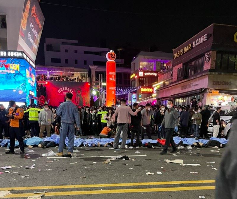 根據網路上的現場照片，已可見街頭擺放多具蓋著藍布的遺體，韓國媒體推測現場死傷人數至少超過100人。 圖：翻攝自推特