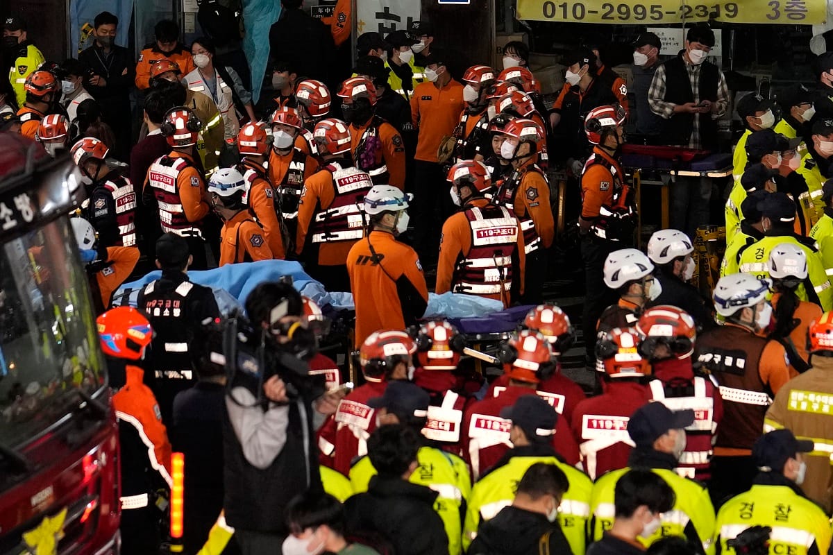 首爾梨泰院萬聖節派對推擠踩踏造成149人死亡，150人受傷。 圖/達志影像（美聯社）