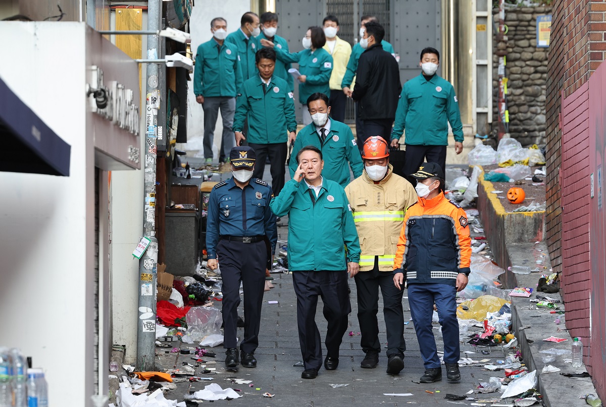 梨泰院爆發嚴重推擠踩踏意外釀死，總統尹錫悅前往現場視察。 圖/達志影像（美聯社）
