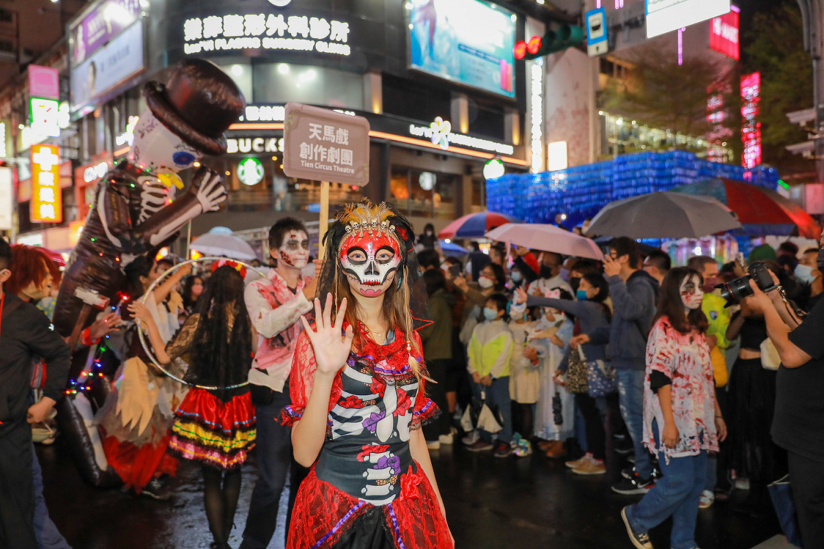 百鬼夜行遊街吸引許多民眾圍觀。 圖：新北市經發局提供