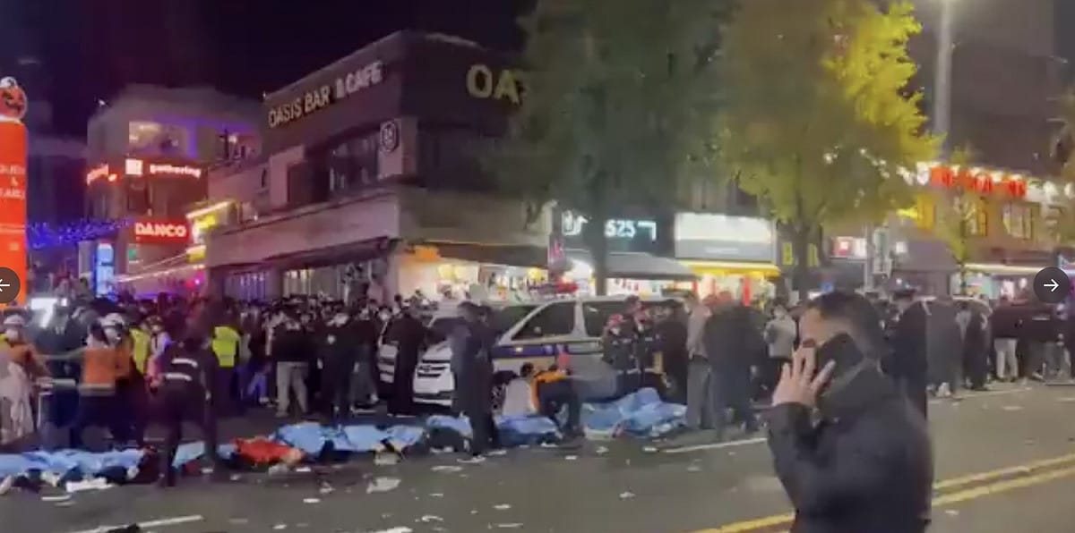 據南韓官方消息，在事故中遇難的外籍人數已上升至22人，罹難中國公民再新增1人至4人。中國駐韓使館發文提醒在韓中國公民，應警惕陌生「糖果」及「飲料」。 圖：擷自推特@SmilePointe