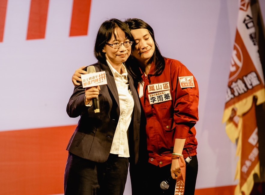 吳音寧疼惜鳳山女兒李雨蓁。 圖：台灣基進提供