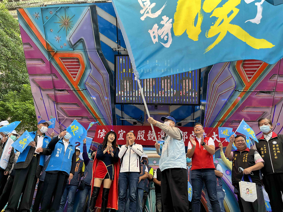 侯友宜五股區競選總部正式成立，市議員蔡淑君(左三)等地方人士前往道賀。 圖：侯友宜競辦提供