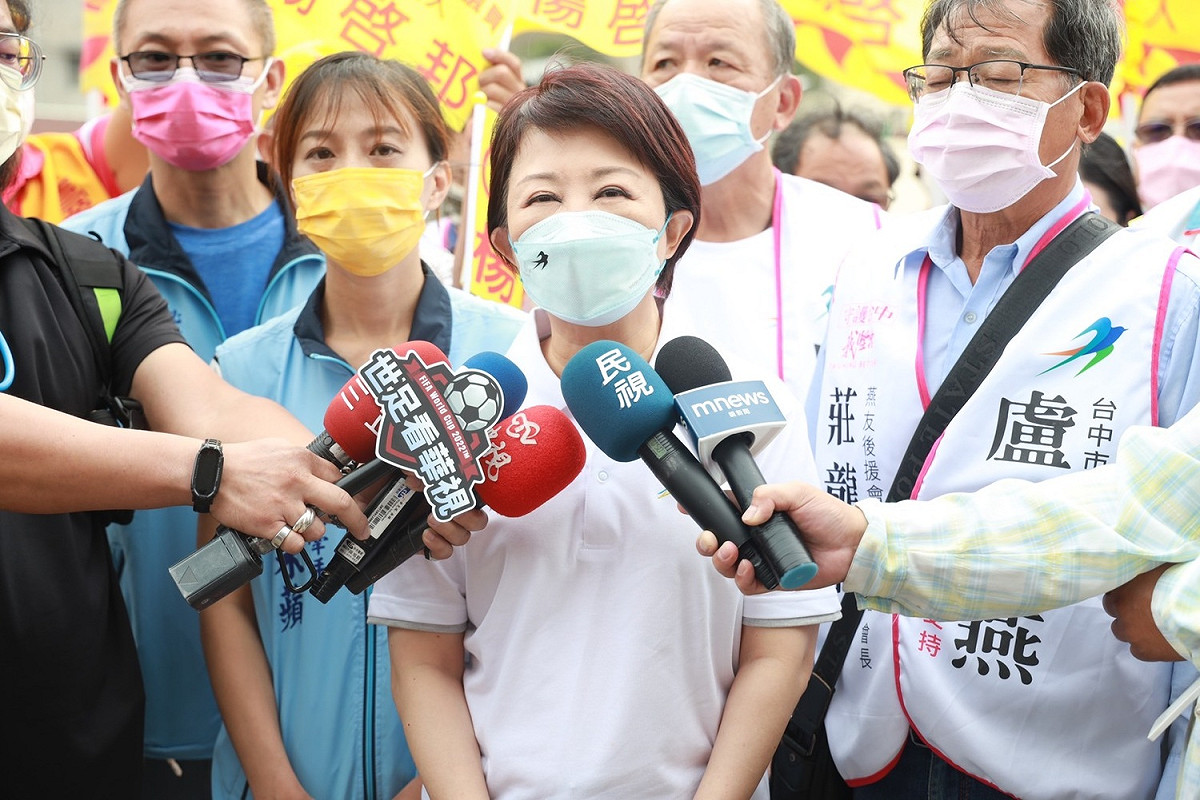 台中市長盧秀燕接受媒體採訪時回應，「我們希望大家正面選舉，即使選情再怎麼激烈、再怎麼危急，也不要波及公務人員，要信任公務人員，拜託大家，謝謝。」 盧秀燕競選總部/提供