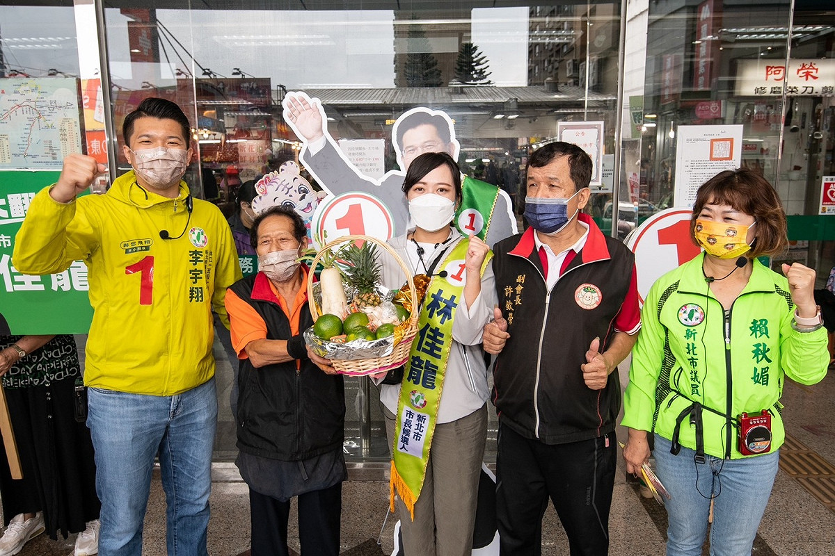 前立委呂孫綾偕市議員賴秋媚、議員候選人李宇翔扮演林佳龍分身，到泰山市場拜票。 圖：林佳龍競總提供