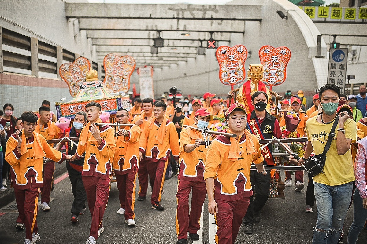 旗津天后宮媽祖神轎再度步行穿越過港隧道。 圖：旗津天后宮提供