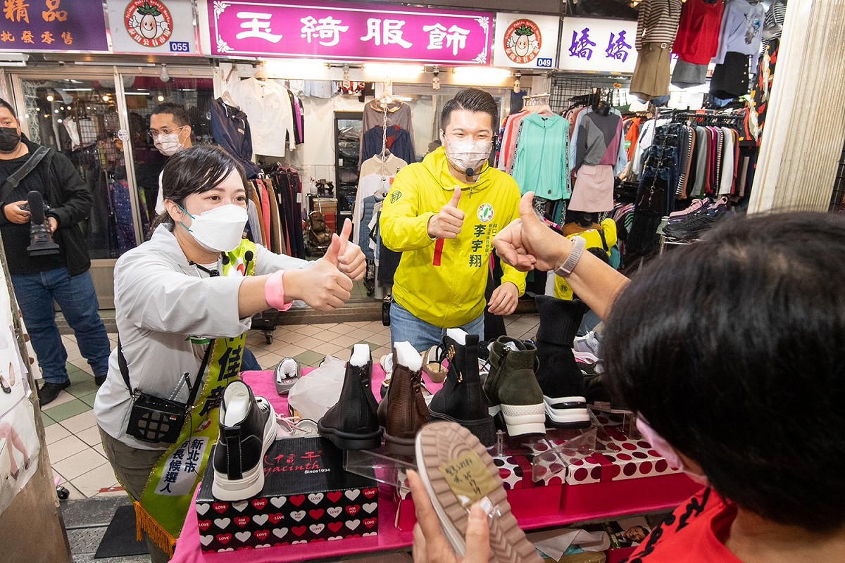 前立委呂孫綾做林佳龍分身掃泰山市場。 圖：林佳龍競總提供