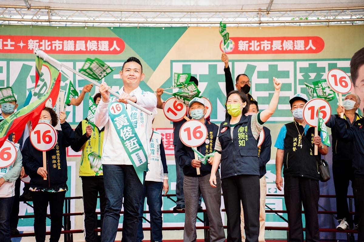 林佳龍太太廖婉如上午赴板橋區出席新北市議員黃俊哲競選總部成立大會，受到現場鄉親的熱情歡迎。 圖：林佳龍競總提供
