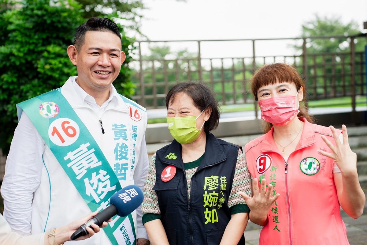 新北市議員黃俊哲競選總部成立大會，林佳龍太太廖婉如（中）以「最暖代打」身份到場，中口區市議員候選人張嘉玲也出席站台力挺。 圖：林佳龍競總提供