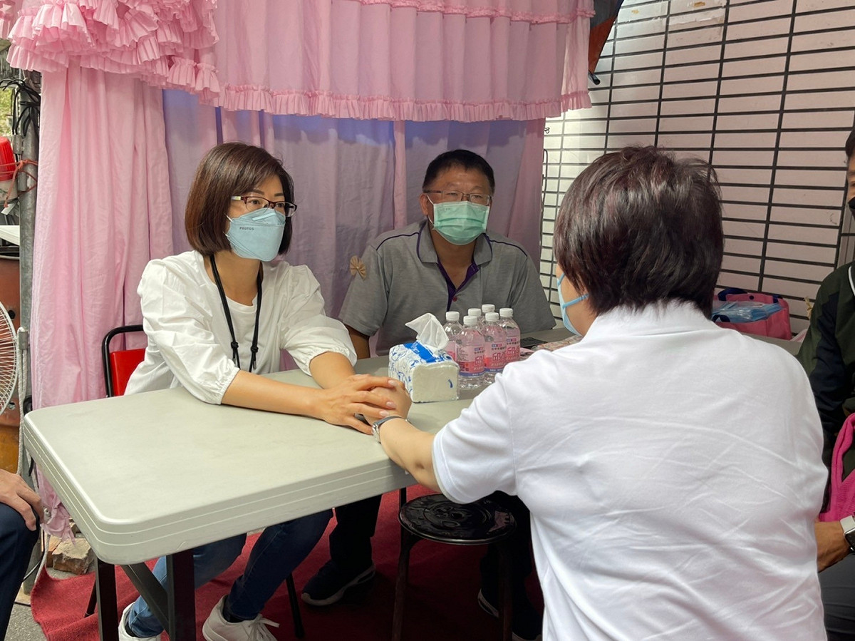 台中市長盧秀燕（右）要邱愛珊（左）節哀。 邱愛珊/提供
