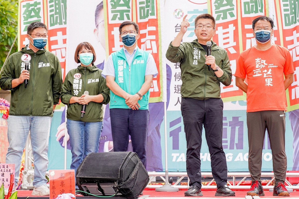 蔡其昌為市議員候選人謝志忠站台，批評盧秀燕*也沒有為豐原帶來大建設。 蔡其昌競選總部/提供