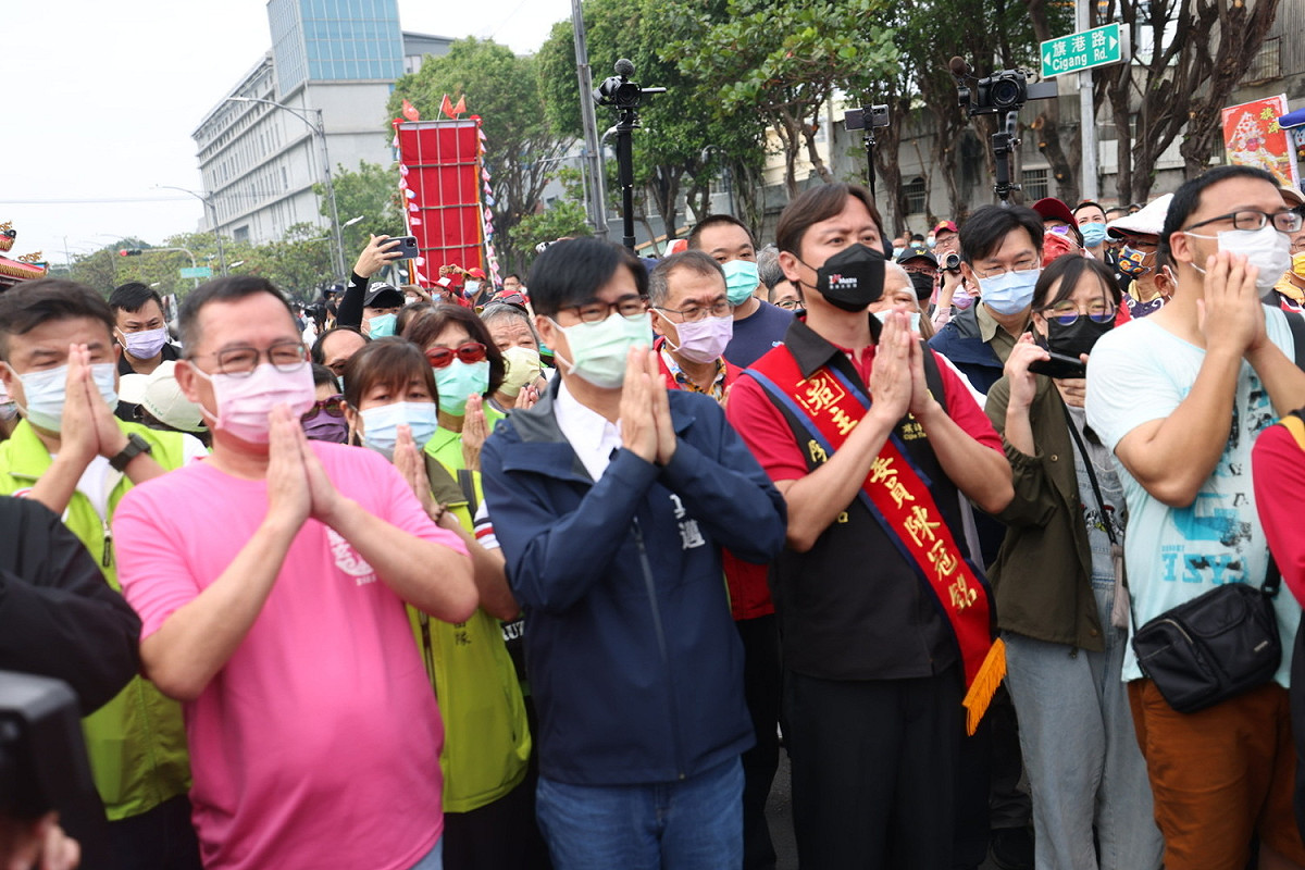 陳其邁(左二)為韓國梨泰院意外傷者祈福。 圖：高雄市政府提供