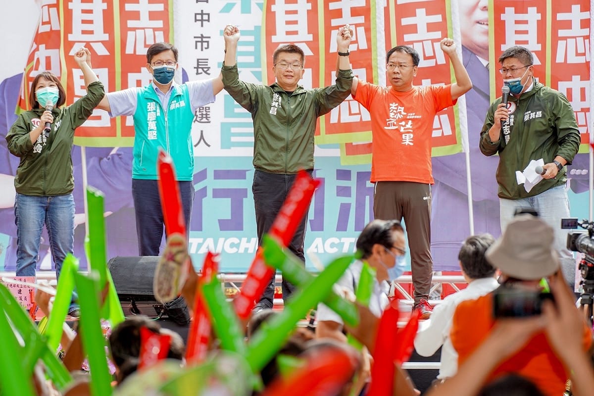 支持者熱情高喊「蔡其昌凍蒜、謝志忠凍蒜」。 蔡其昌競選總部/提供