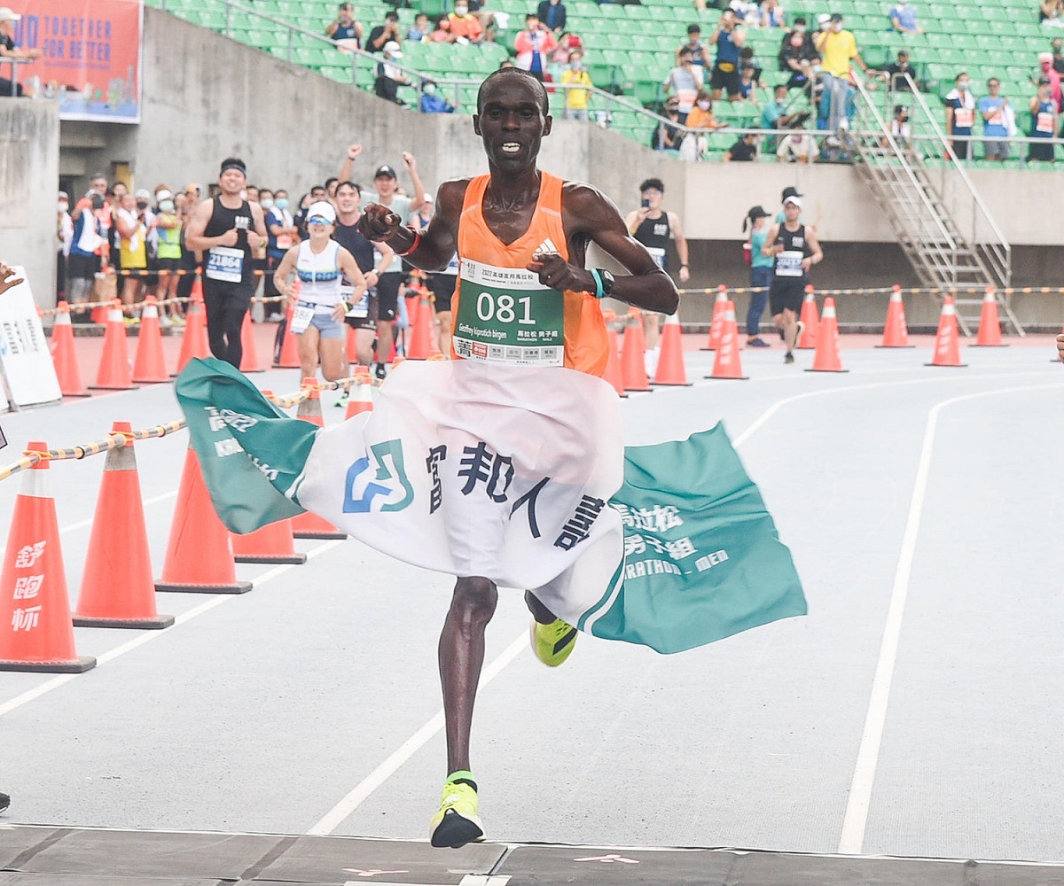 肯亞的Geoffrey率先跑抵全馬男子組終點。  圖：高雄市運發局提供