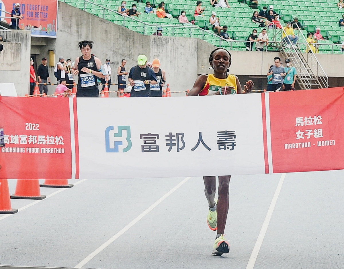 肯亞的Peninah拿下全馬女子組冠軍。  圖：高雄市運發局提供
