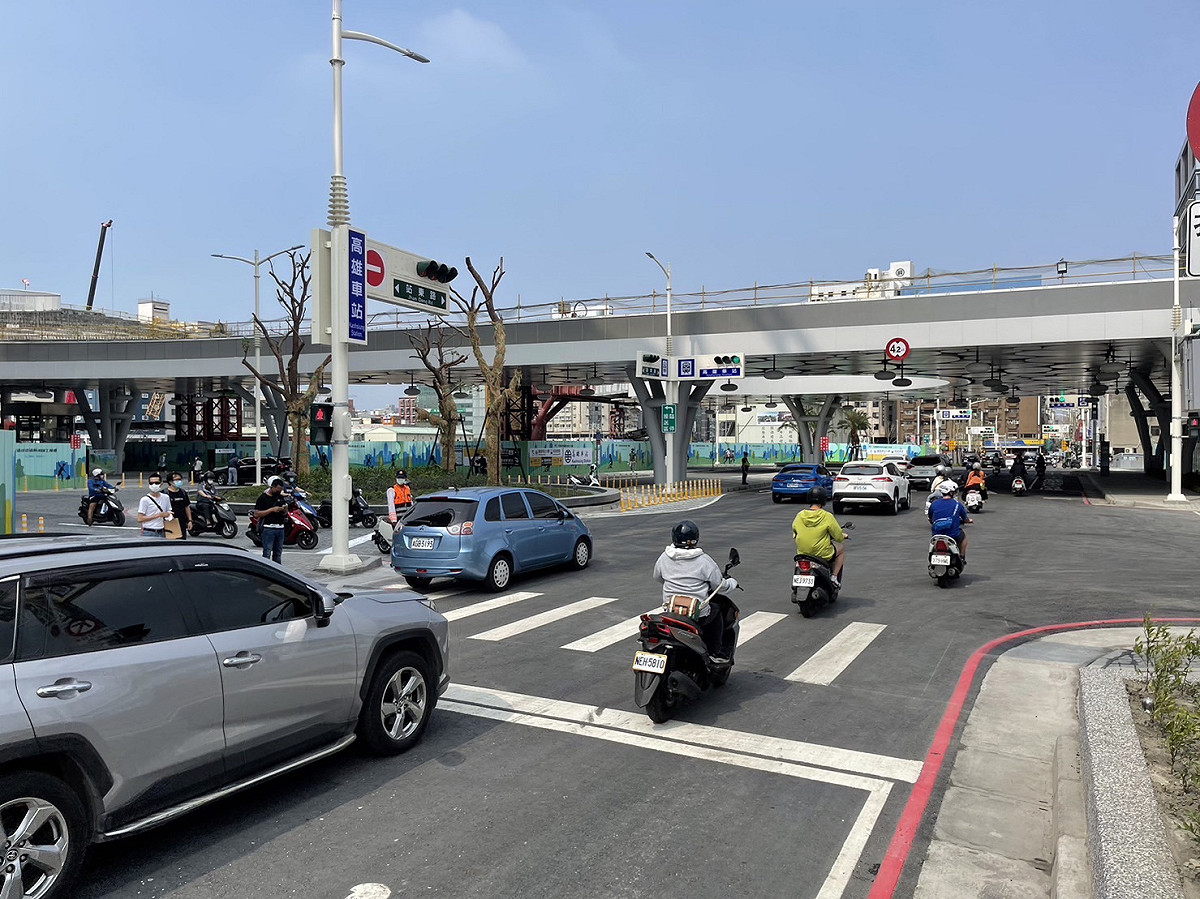 站東路通車後車流順暢。