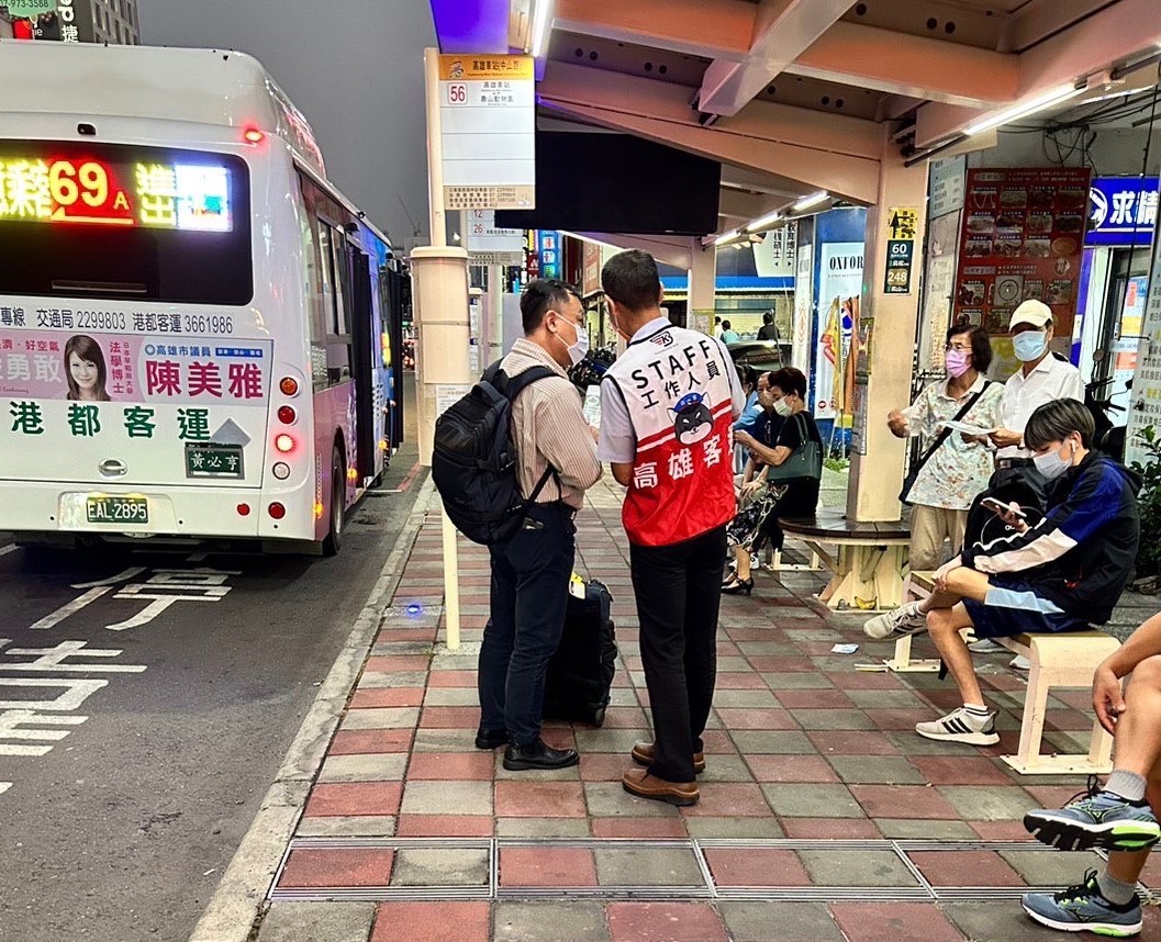 交通局安排專人引導民眾轉乘公車。 站東路通車後車流順暢。