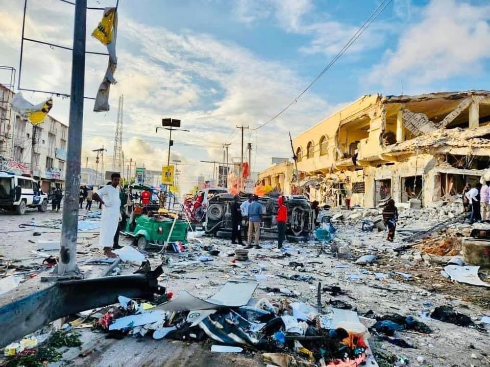 索馬利亞首都摩加迪休29日發生2起汽車炸彈爆炸，造成100人死亡，另有超過300人受傷。 圖：截自推特@GuledWiliq