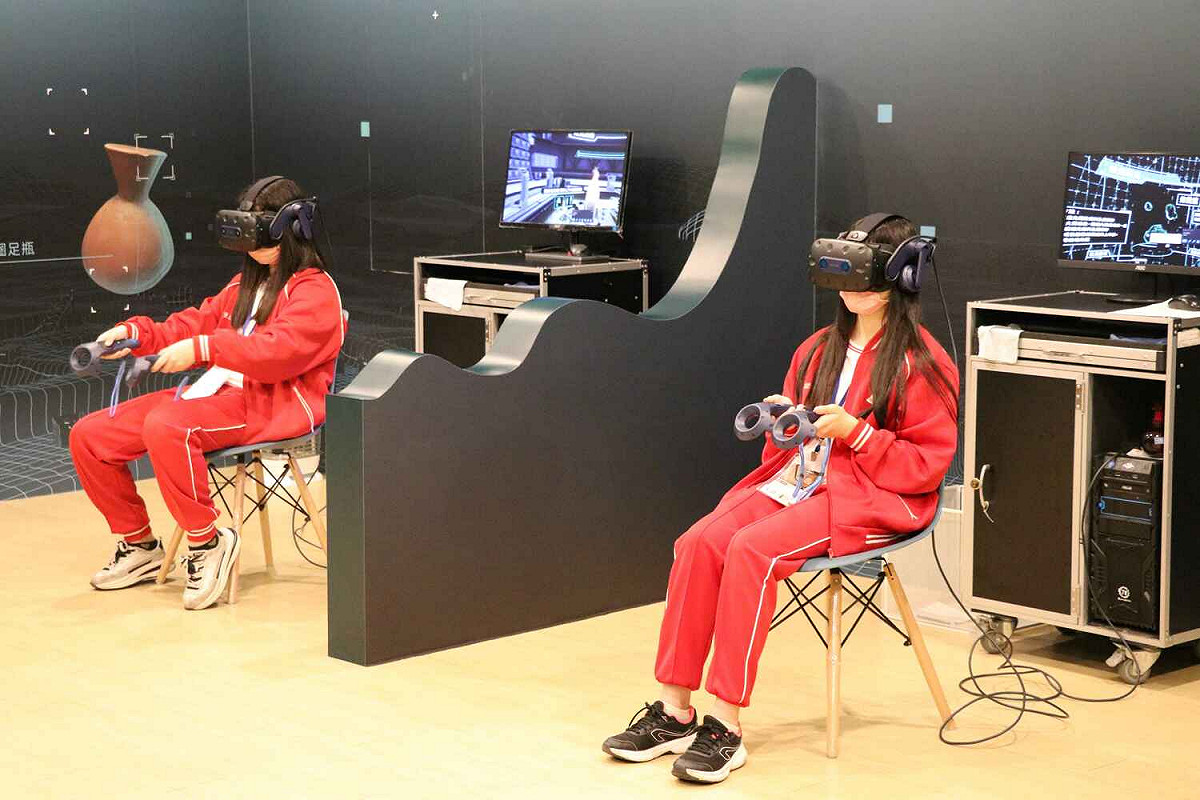八里國中同學搶先感受5G VR的震撼力。 圖：新北市十三行博物館提供