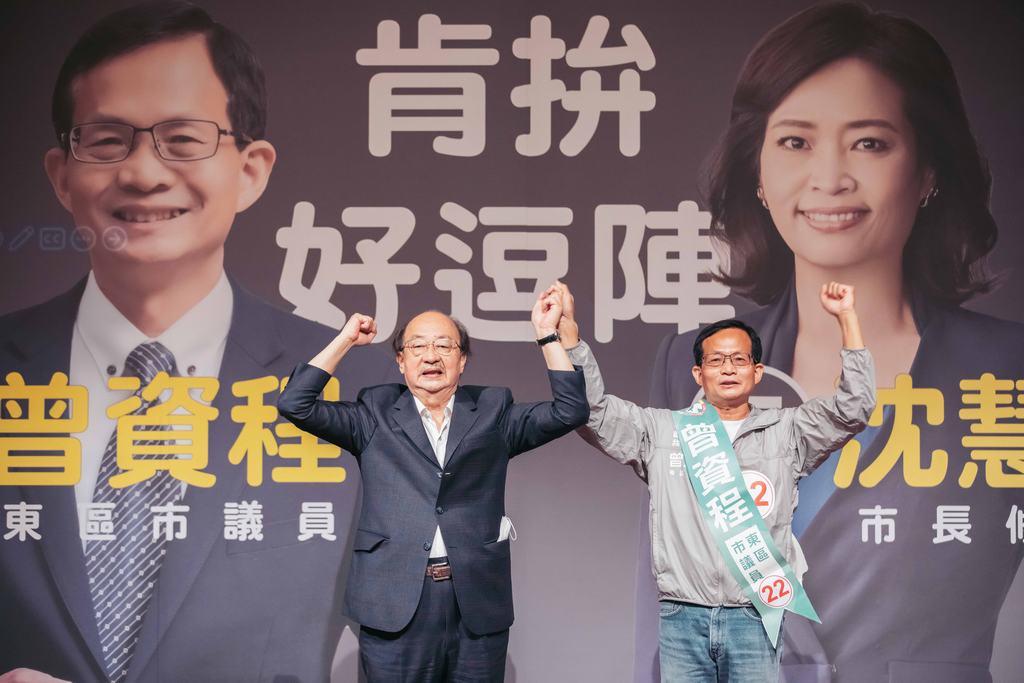 民進黨新竹市議員曾資程今（30）日成立競選總部，民進黨團總召柯建銘（左）等人到場支持， 圖：沈慧虹競辦提供