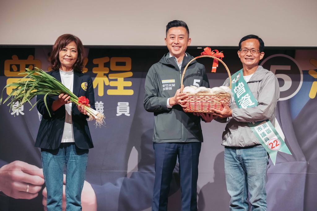 林智堅（中）肯定曾資程（中）是骨力打拚好人才，並盛讚沈慧虹（左）有專業、有經驗，強調「選對人才能讓城市進步」。 圖：沈慧虹競辦提供