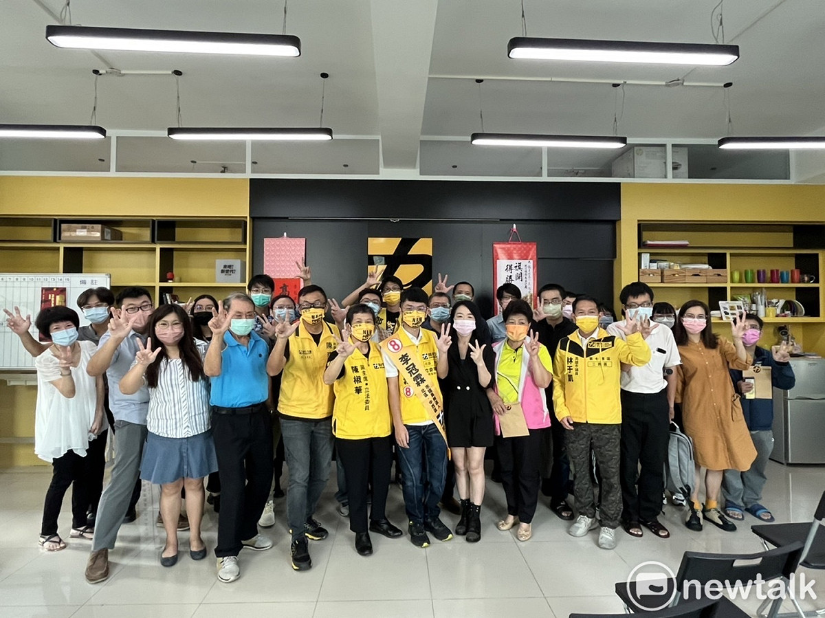 時代力量台南市北區、中西區市議員候選人李冠霖舉辦競選總部開幕茶會，立委暨時代力量黨主席陳椒華、高雄市議員林于凱、台南市環保聯盟理事長黃安調、台灣郵政產業工會前秘書長高培修、商滿生紀念館執行長商毓芳、台南市北區文成里里長顏吳珠華都到場加油。 圖：李冠霖提供