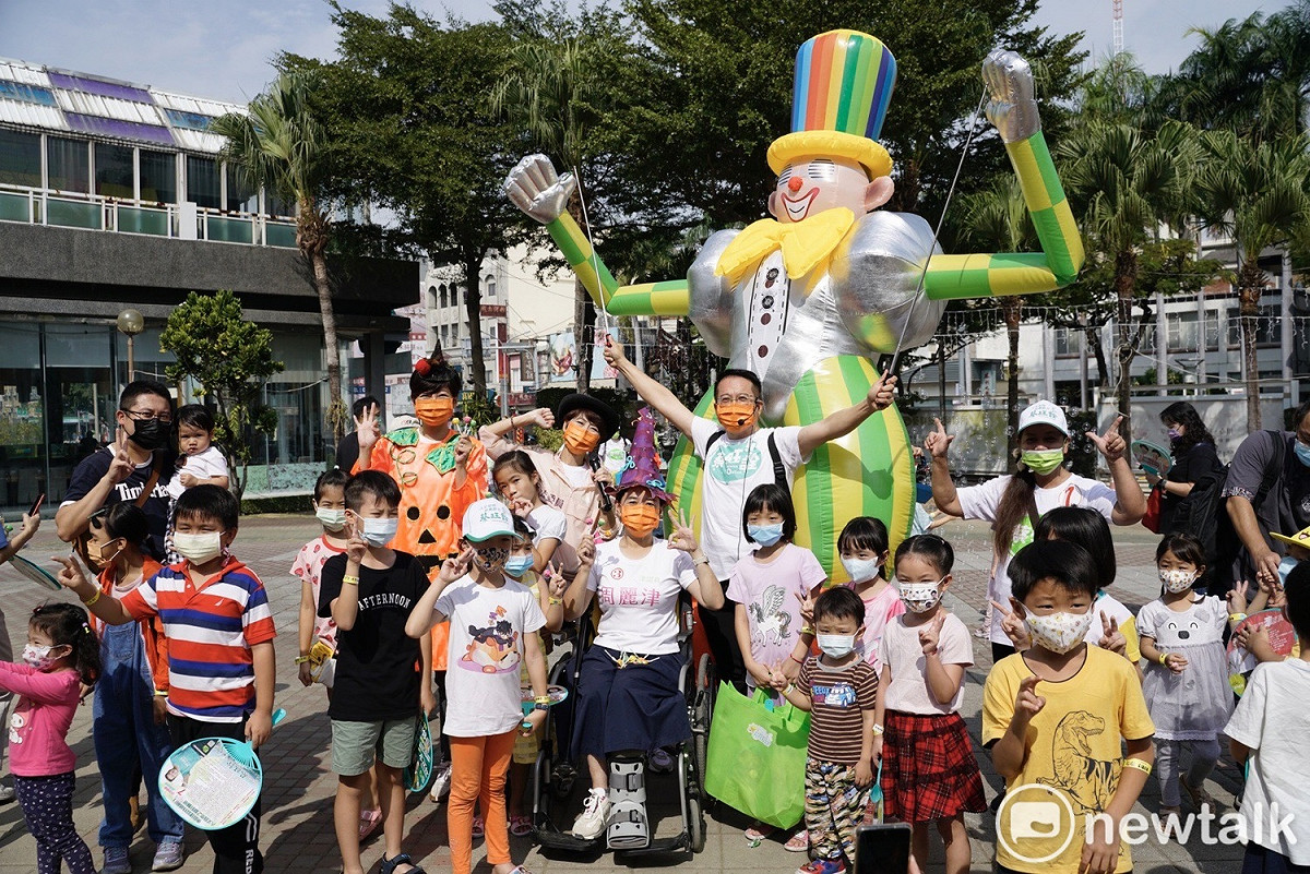 由立委陳亭妃、南市議員陳怡珍、周麗津、蔡旺詮主辦的親子泡泡派對今日在東東藝術轉角熱鬧登場。 圖：黃博郎／攝