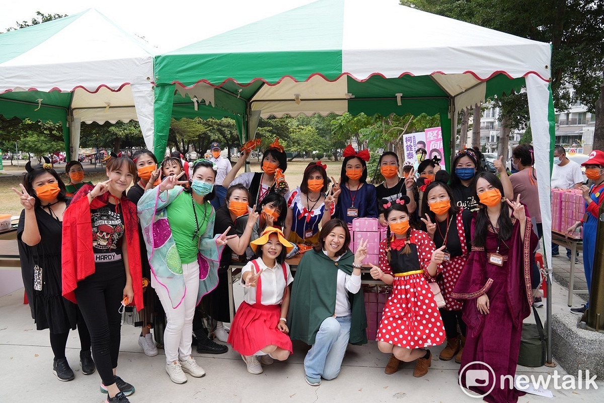 萬聖節即將到來，台南市議員蔡筱薇偕同台南市嬰幼兒托育協會在東區文聖公園舉辦「親子變裝音樂會」，立法委員林靜儀也應邀變裝出席。 圖：黃博郎／攝