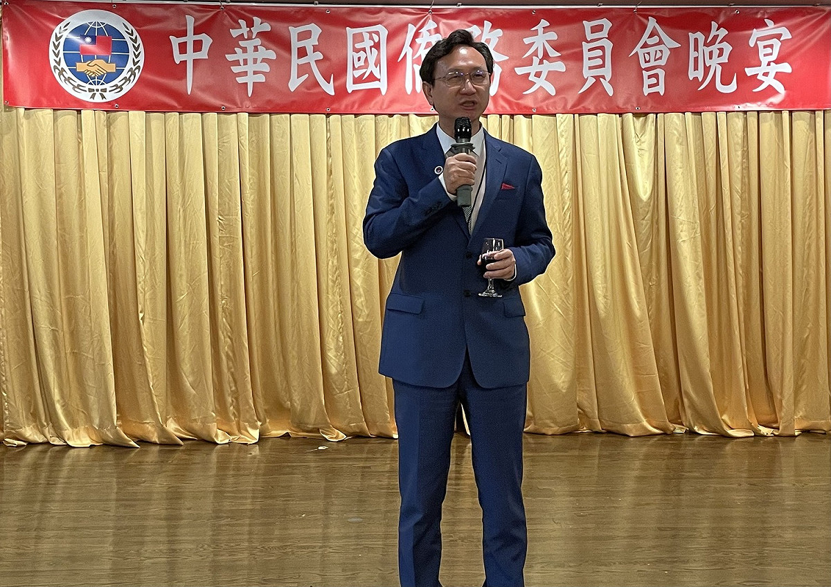 童振源表示，陳時中擔任指揮官除了交出放眼國際最好的防疫成績單，於行政院會報告更從不看稿，對所有疫情數據、防疫政策暸然於胸。 圖：擷自童振源臉書（資料照）