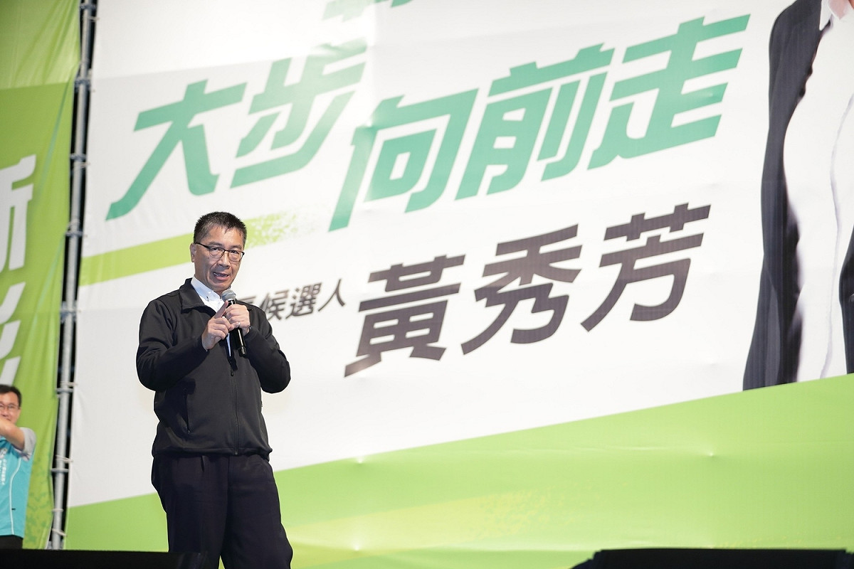 內政長徐國勇為黃秀芳站台。 黃秀芳競選總部/提供