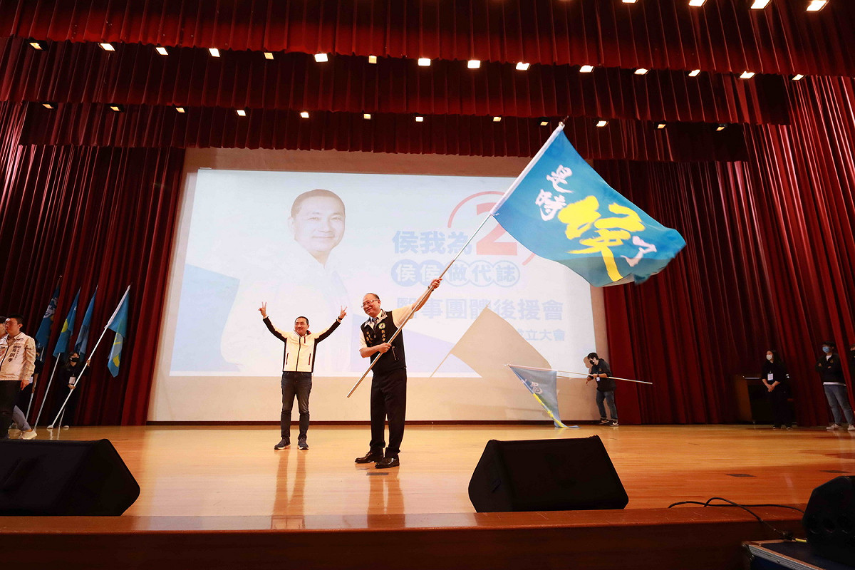 新北市長侯友宜授旗給後援會總會長詹益能。 圖/侯友宜選辦提供
