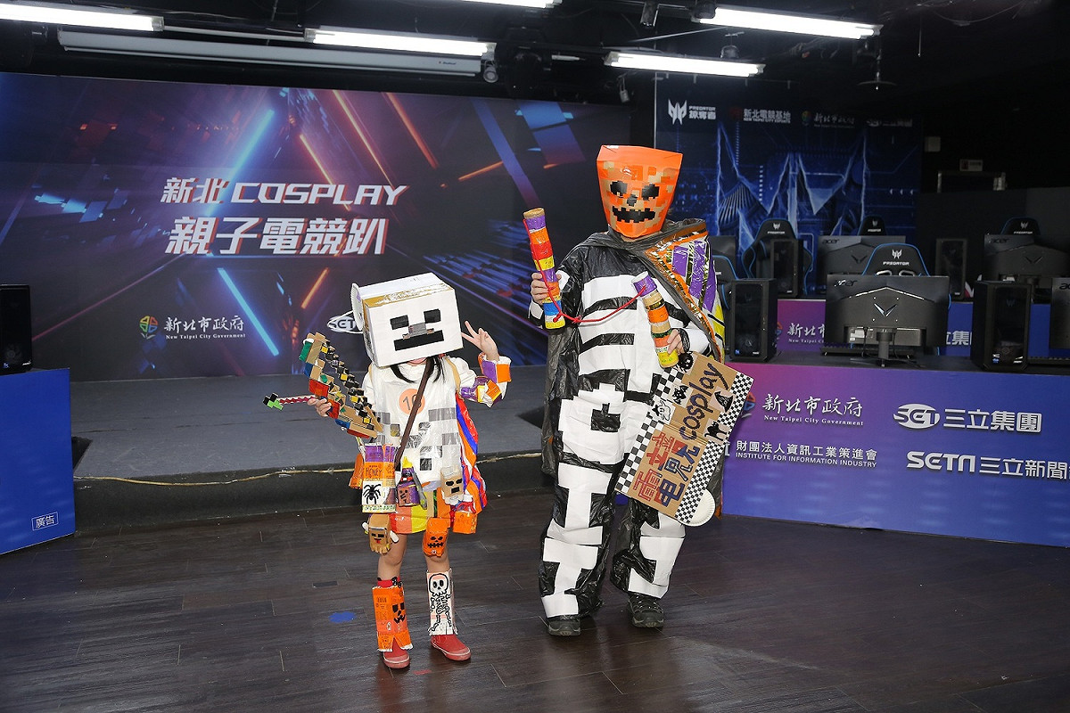 視覺美感獎是「骷髏人隊」得獎，全家人總動員一起投入Minecraft角色設計，利用利樂包製作腳套。 圖：新北市經發局提供