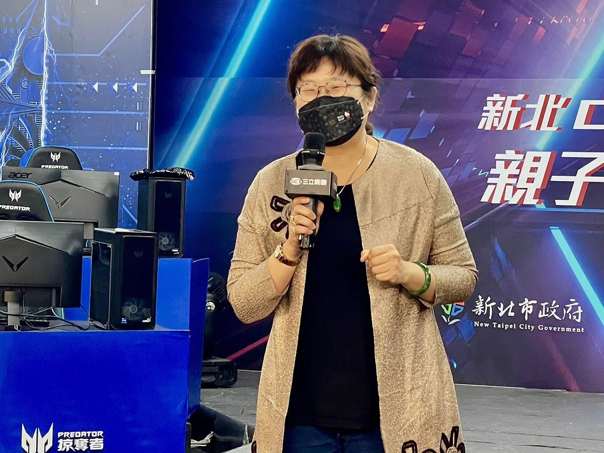 何怡明致詞，鼓勵每位小小明星努力展現最具自信的舞台魅力。 圖：新北市經發局提供
