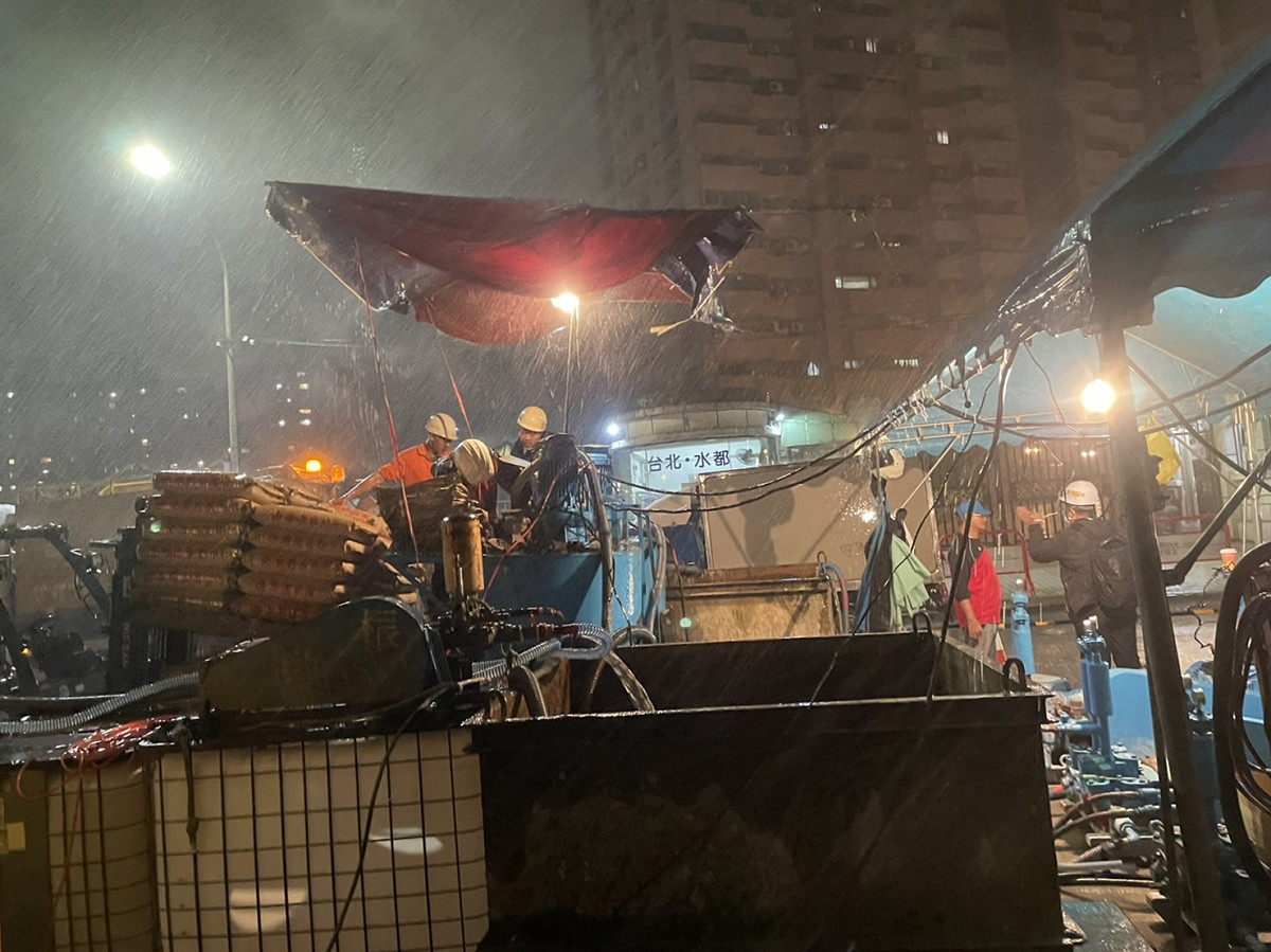風雨下持續施工。 圖：新北市水利局提供