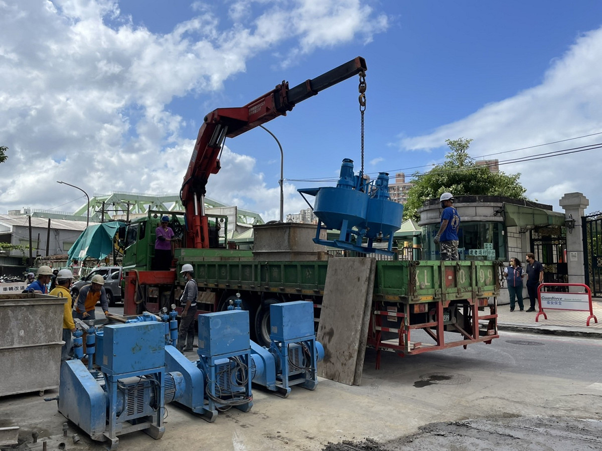 動員機具進場搶災。 圖：新北市水利局提供
