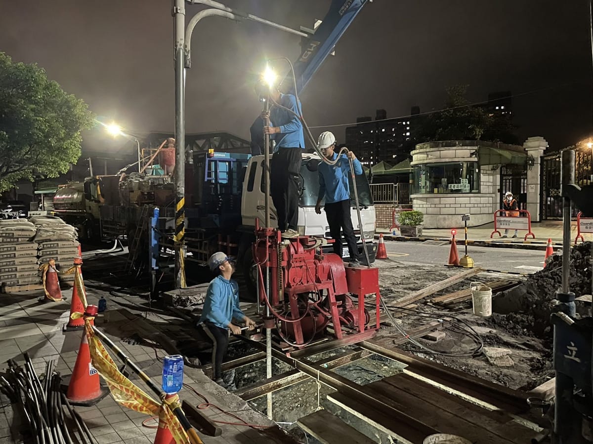 不眠不休日夜間持續施工。 圖：新北市水利局提供