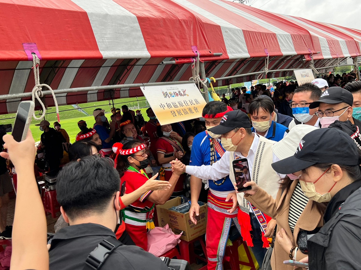 侯友宜逐一與各個團體打招呼。 圖：新北市原民局提供