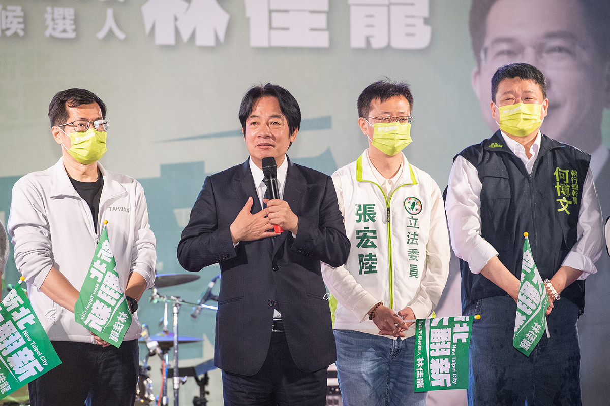 賴清德稱，林佳龍今天的精神氣色比昨天更好，一定能早日康復，也不用煩惱選情，因為現場下著大雨，鄉親仍堅定留在現場，就是要支持林佳龍，將他送進新北市府。 圖：林競辦提供